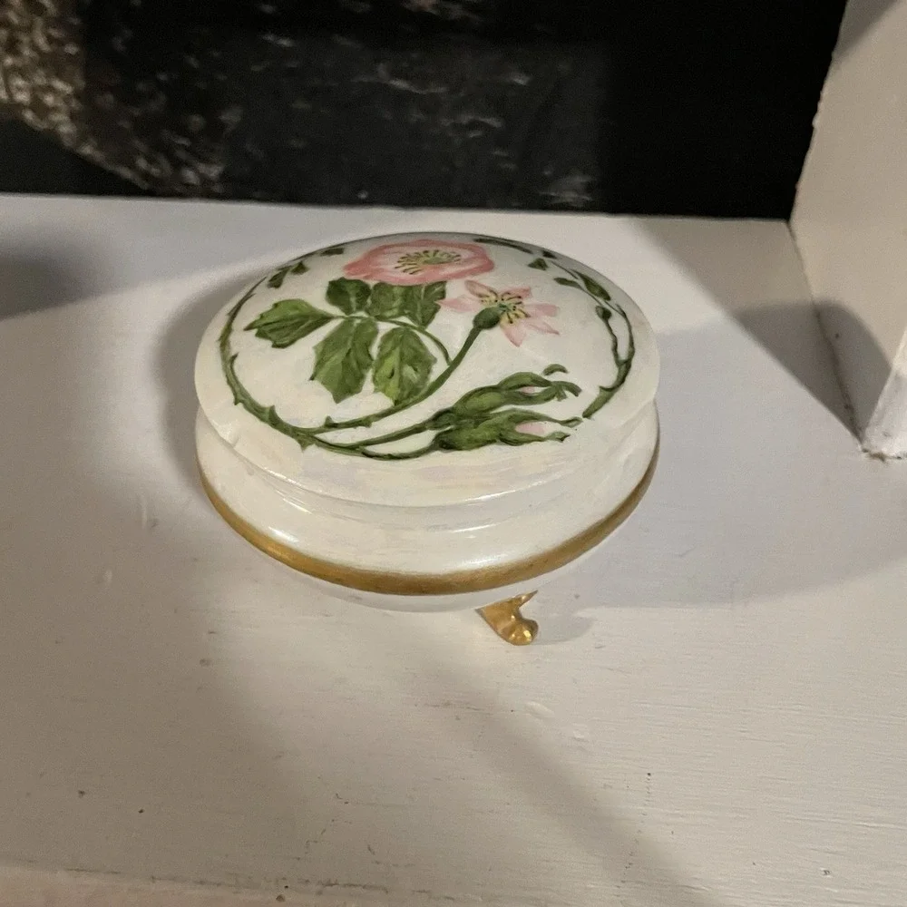 Pretty Floral  Rose Pill / Trinket‎ Box Footed